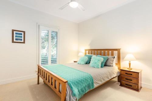 Un pat sau paturi într-o cameră la Tranquility in Cowes