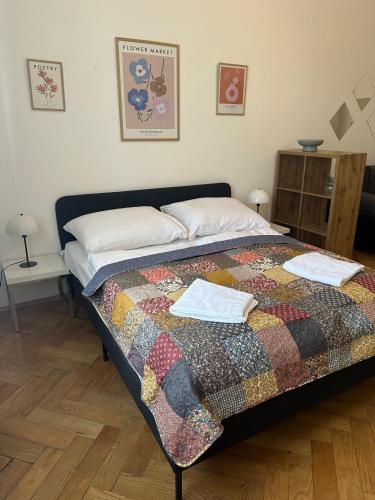 プラハにあるApartment Skorepka 4のベッドルーム(キルト付きのベッド付)