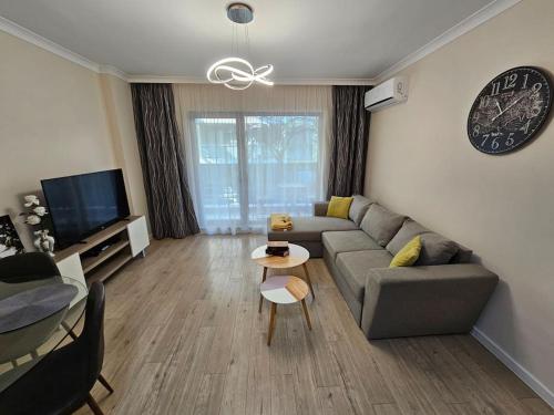 Μια τηλεόραση ή/και κέντρο ψυχαγωγίας στο Serenity in the heart of Varna with free parking