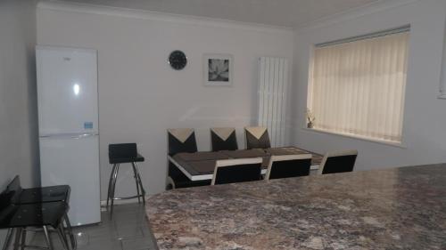 a living room with a table and chairs at Spacious 4 bed Farnborough AirShow in Blackwater