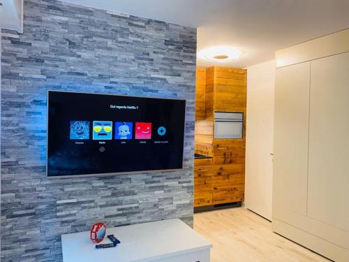 TV a/nebo společenská místnost v ubytování Crans Montana - Studio au pied du téléphérique