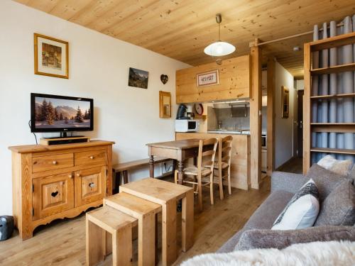 un salon avec un canapé et une salle à manger dans l'établissement Studio proche commerces et pistes, idéal 3-4 personnes - FR-1-304-79, à La Clusaz