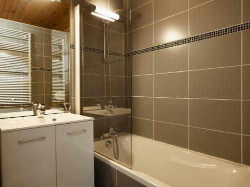 une salle de bain avec une baignoire, un lavabo et une douche dans l'établissement Studio proche commerces et pistes, idéal 3-4 personnes - FR-1-304-79, à La Clusaz