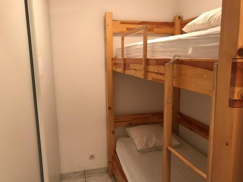 - deux lits superposés dans une chambre dans l'établissement Appartement Montgenèvre, 2 pièces, 6 personnes - FR-1-445-140, à Montgenèvre