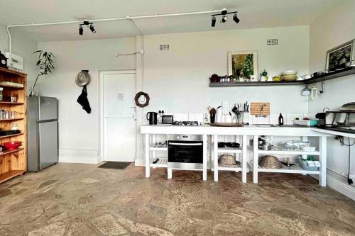 a kitchen with a white counter in a room at Elgin Views Annex in Ouda Brug