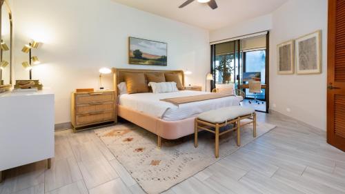 1 dormitorio con 1 cama, 1 mesa y 1 silla en THE POINT Contemporary 2BR Mauna Lani Point Home with Ocean View, en Waikoloa