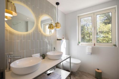 Baño con 2 lavabos y espejo en Makarska City Bay Studios, en Makarska