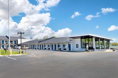 a building with a parking lot in front of it at Days Inn by Wyndham Wrightstown McGuire AFB Bordentown in Wrightstown