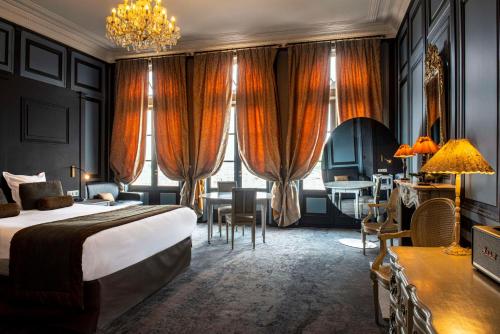 Llit o llits en una habitació de Best Western Le Cheval Blanc -Vue sur le port-plein centre ville