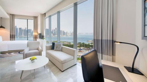 Ruang duduk di DoubleTree by Hilton Doha Old Town