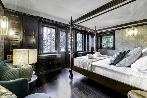 Una cama o camas en una habitación de Tudor Grange