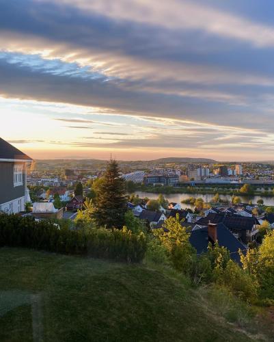uma vista para uma cidade com um rio e uma cidade em Apartment in Lillestrøm with free parking and great view em Lillestrøm