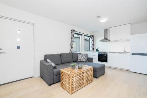 uma sala de estar com um sofá e uma mesa em Apartment in Lillestrøm with free parking and great view em Lillestrøm