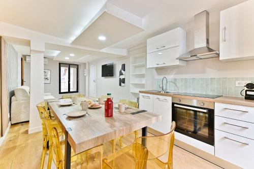 une cuisine et une salle à manger avec une table et des chaises dans l'établissement Appartement 3 chambres proche Châtelet-Les Halles, à Paris