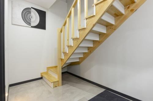 a staircase in a room with white walls at 4-3 Yatak Odalı Büyük Daire Kaleiçi Yakını in Antalya