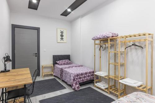 Zimmer mit 2 Etagenbetten und einem Schreibtisch in der Unterkunft 4-3 Yatak Odalı Büyük Daire Kaleiçi Yakını in Antalya