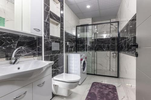 ein Bad mit einem WC, einem Waschbecken und einer Dusche in der Unterkunft 4-3 Yatak Odalı Büyük Daire Kaleiçi Yakını in Antalya