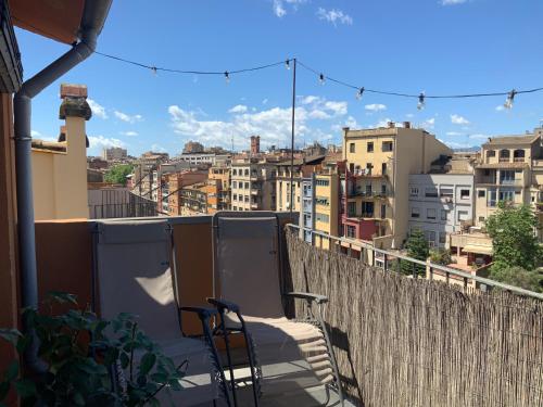 balcón con sillas y vistas a la ciudad en Riverside duplex penthouse, en Girona