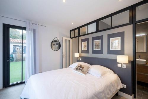 une chambre avec un grand lit blanc avec deux oreillers dans l'établissement Maison pour 10 personnes au centre de la Flotte, à La Flotte