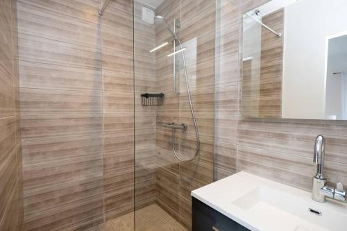 une salle de bain avec une douche en verre et un lavabo dans l'établissement Maison pour 10 personnes au centre de la Flotte, à La Flotte