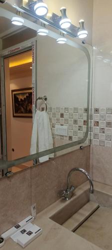 Un baño de White Hotel