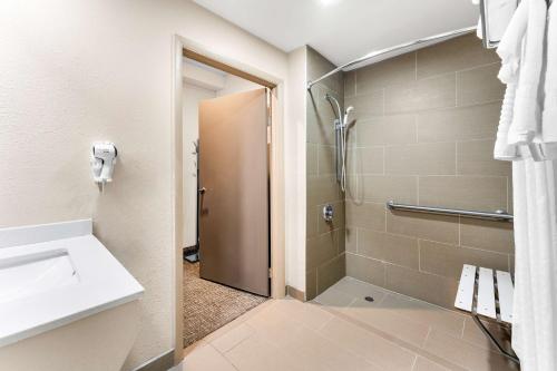 y baño con ducha y lavamanos. en SureStay Plus by Best Western Reading North, en Reading