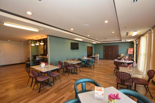 a restaurant with tables and chairs in a room at Comfort Inn & Suites Newcastle - Oklahoma City in Newcastle