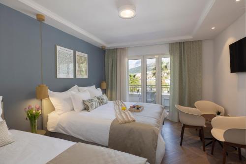 1 dormitorio con 2 camas, mesa y sillas en Makarska City Bay Studios, en Makarska