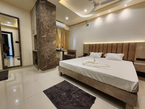 Llit o llits en una habitació de The Monarch Hotel By Birina