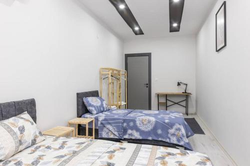 una camera da letto con un letto e una sedia di 6-Şehir Merkezinde Büyük Modern Daire a Antalya (Adalia)