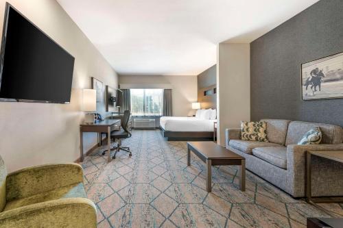 克拉克斯維爾的住宿－Comfort Inn & Suites，酒店客房设有一张沙发和一张床