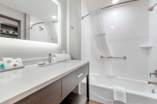 biała łazienka z umywalką i prysznicem w obiekcie Comfort Inn & Suites w mieście Clarksville