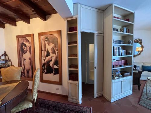 un comedor con fotos de mujeres en la pared en Casa Aricò & Shatulle Suites, en Taormina