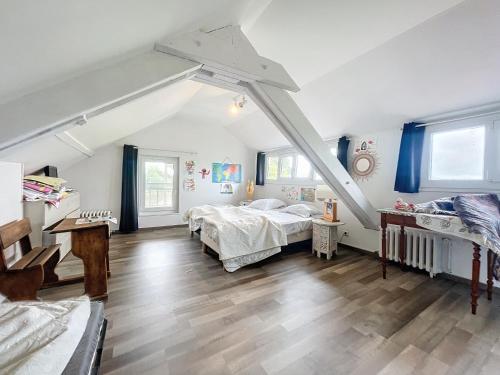 um quarto no sótão com 2 camas e uma escada em Maison sur l'eau avec jardin et piscine em Bellerive-sur-Allier