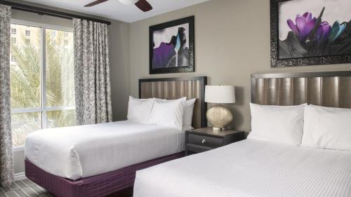 een hotelkamer met 2 bedden en een raam bij 2 Bd Grand Desert Resort resort in Las Vegas