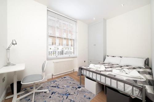 ロンドンにあるEuston/Fitzrovia - Brand new 2 bed, 5* SuperHostのベッドルーム1室(ベッド1台、デスク、椅子付)