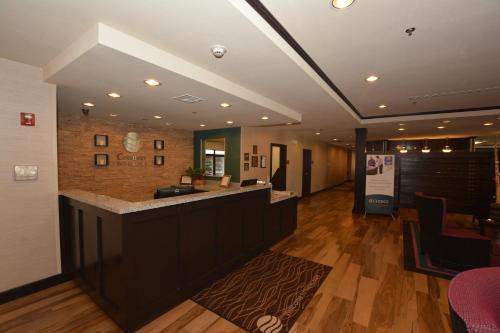 a lobby with a bar in a building at Comfort Inn & Suites Newcastle - Oklahoma City in Newcastle