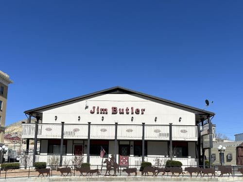 een gebouw met een bord dat dim boter leest bij Jim Butler Inn & Suites in Tonopah