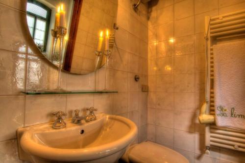 ein Badezimmer mit einem Waschbecken, einem WC und einem Spiegel in der Unterkunft Villa Luciano in Lastra a Signa