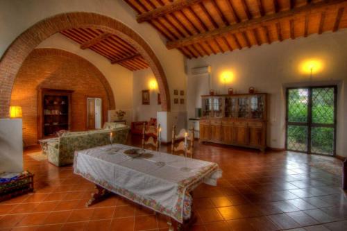 ein großes Wohnzimmer mit einem Tisch im Zimmer in der Unterkunft Villa Luciano in Lastra a Signa