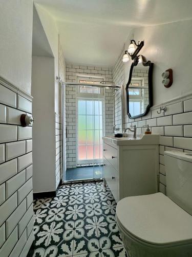 a bathroom with a toilet and a sink and a mirror at Finca La Principal in Breña Alta