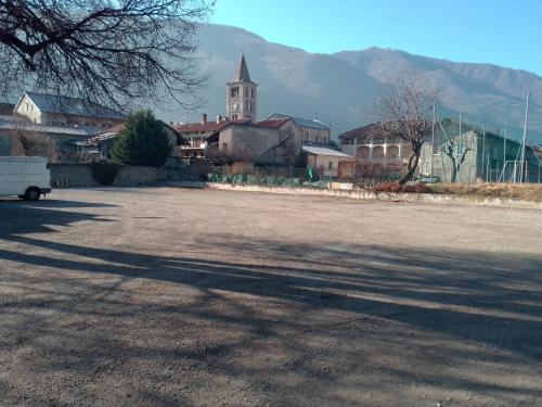 b&b DEI COLORI في SantʼAntonino di Susa: موقف سيارات فارغ في مدينة بها كنيسة