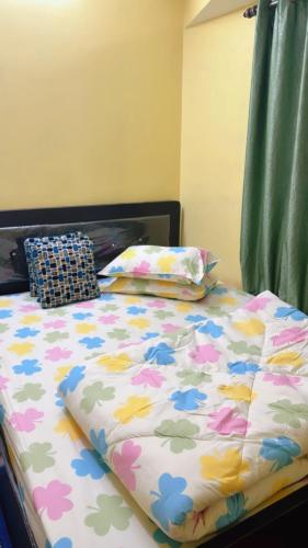 Una cama o camas en una habitación de Dew Drops Guest House