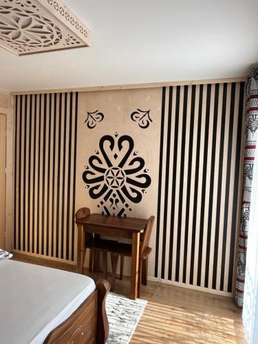 a room with a table and a wall with stripes at Pokoje u Magdusi przy termach in Witów