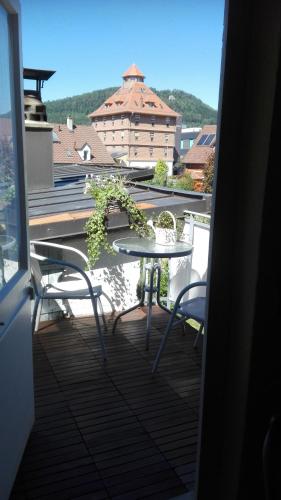 a patio with a table and chairs on a balcony at Gemütliche Ferienwohnung mit Wellnessbad in Geislingen an der Steige