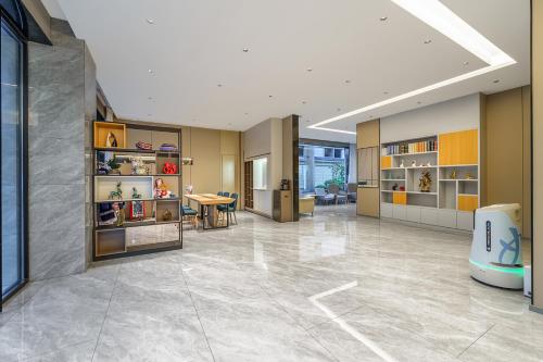 a lobby of a building with a table and shelves at Home Inn Zhangjiajie Tianmen Mountain Branch in Zhangjiajie
