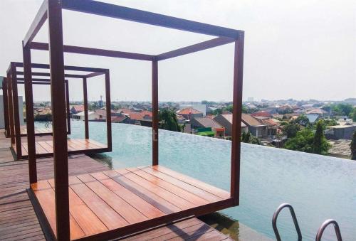 a wooden deck on the edge of a swimming pool at Boboroombyindri in Pulosirih