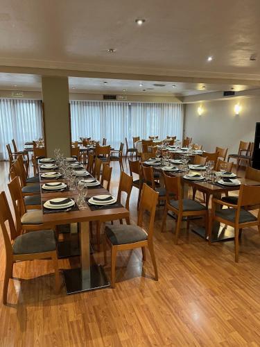 a large dining room with tables and chairs at Hotel Gran Regente in Oviedo