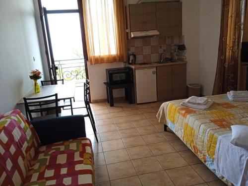 una cucina e un soggiorno con divano e tavolo di Ballas seaview apartment a Perdika