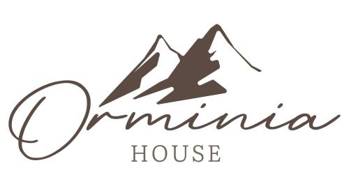 的住宿－orminia house upper level，一座有房子和山名的标志